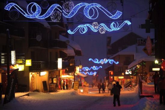 Rue principale en soirée